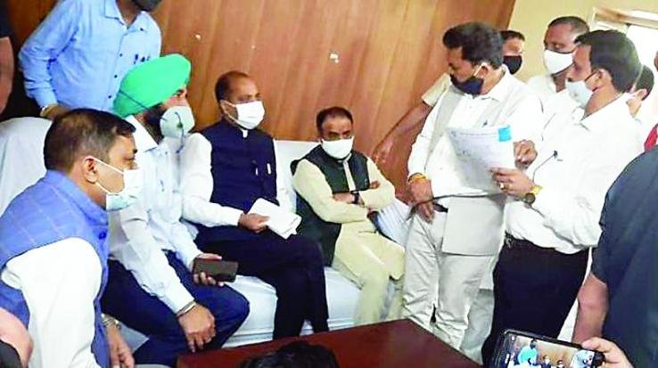 मुख्यमंत्री के निर्देश पर नालागढ़ में किसानोे से गेहूं की खरीद आरम्भ