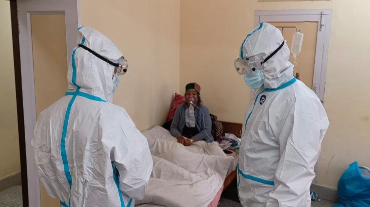 उपायुक्त हेमराज बैरवा ने किया रिकांग पिओ के सरांय भवन में कोविड केयर सैन्टर का निरीक्षण