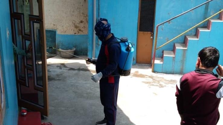 दाड़लाघाट : महिला मंडल ग्याणा द्वारा घर घर जाकर की जा रही सेनिटाइज़शन 