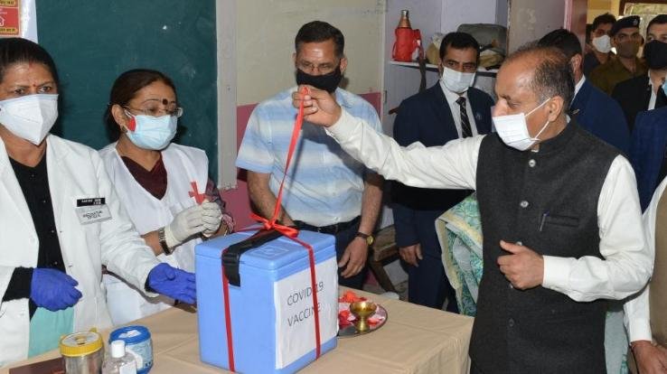 मुख्यमंत्री जय राम ठाकुर ने 18 से 44 वर्ष आयु वर्ग के लिए टीकाकरण अभियान का किया शुभारम्भ 