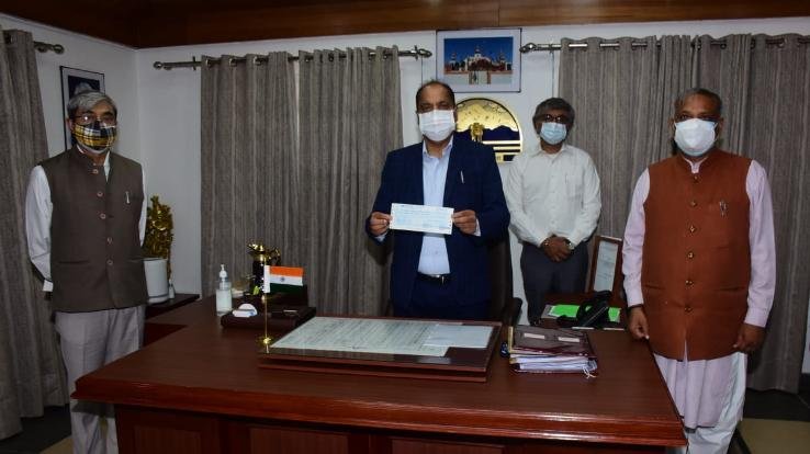 मुख्यमंत्री को ऊर्जा मंत्री ने कोविड-19 साॅलिडेरिटी रिस्पांस फंड के लिए चैक भेंट किया