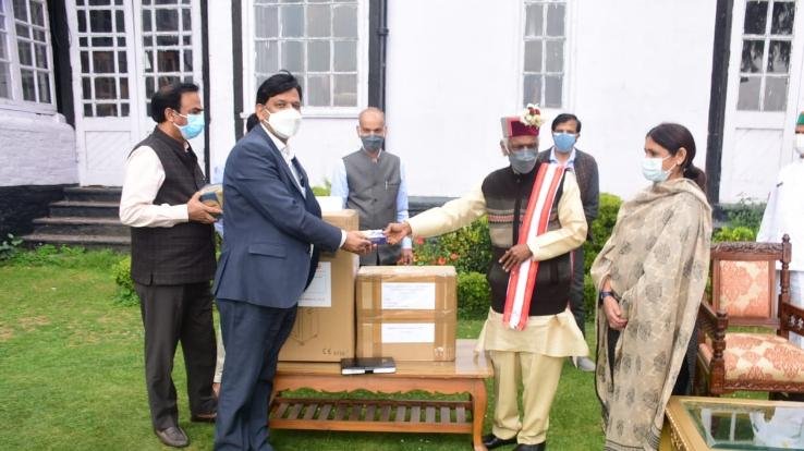 राज्यपाल ने दिये ऑक्सीजन कंसेंट्रेटर व पल्स ऑक्सिमिटर