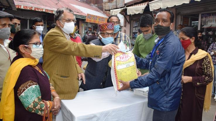 शिमला : शहरी विकास मंत्री सुरेश भारद्वाज ने बांटे राशन किट व मास्क