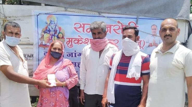 देहरा :मुकेश ठाकुर ने पशुशाला के लिए दी चार हज़ार की आर्थिक मदद