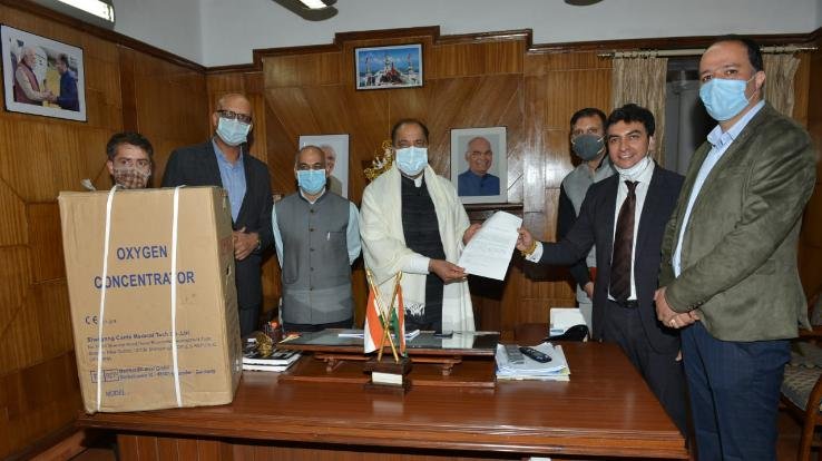 मुख्यमंत्री को 25 चिकित्सा ग्रेड ऑक्सीजन कन्सन्ट्रेटर प्रदान किए