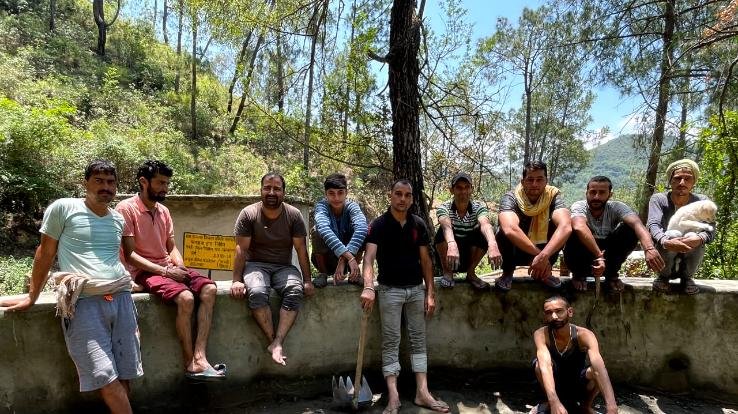 दाड़लाघाट : ग्राम पंचायत बरायली के युवाओं ने की शमशानघाट व आसपास के गांव की साफ सफाई