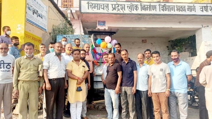 कुनिहार : सुशिल मित्तल की 14 वी पुण्यतिथि पर उनके पुत्रों ने भेंट किये वाटर कूलर