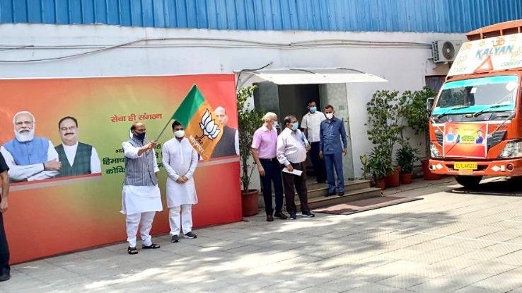 अनुराग ठाकुर द्वारा एकत्रित स्वास्थ्य उपकरण रक्षामंत्री ने किए हिमाचल रवाना