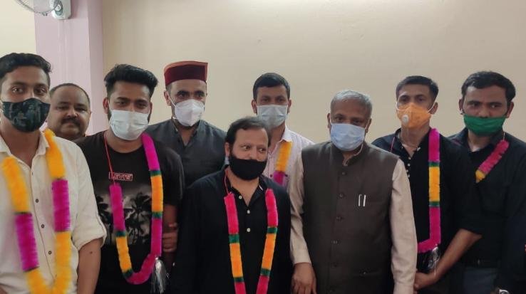 जुब्बल :भारी संख्या में कांग्रेस के कार्यकर्ताओं ने छोड़ी पार्टी, थामा भाजपा का दामन