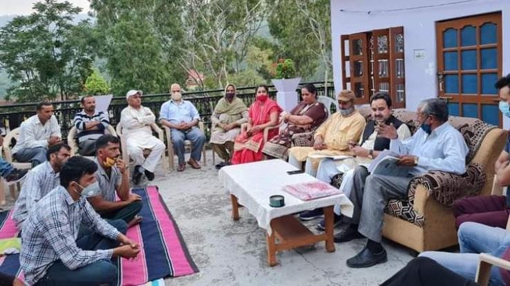 दाड़लाघाट :हिमको फेडरेशन के चैयरमेन व प्रदेश भाजपा उपाध्यक्ष रत्न सिंह पाल ने गांव दडेउटा में सुनी लोगों की समस्याएं