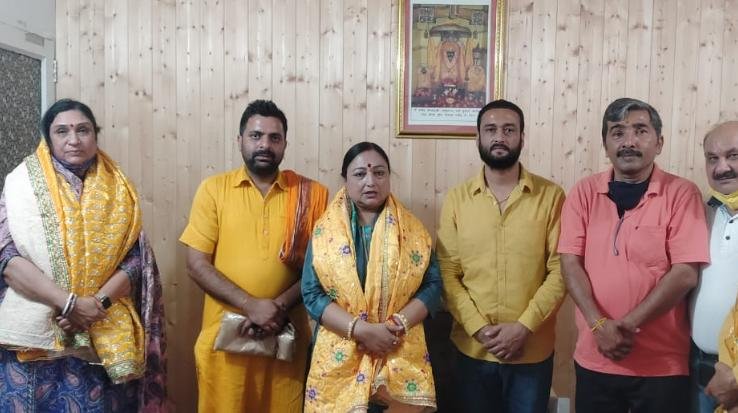 देहरा :जेपी नड्डा की पत्नी मलिका नड्डा ने मां बगलामुखी के दरबार में नवाया शीश