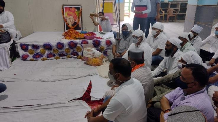 कुम्हारहट्टी : डाॅ. सैजल द्वारा पूर्व मुख्यमंत्री स्वर्गीय वीरभद्र सिंह को भावभीनी श्रद्धांजलि अर्पित