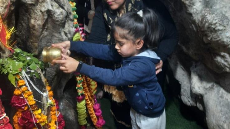 सावन महीने के जेष्ठ सोमवार को कुनिहार के शिवालयों में लगी शिव भक्तो की भारी भीड़