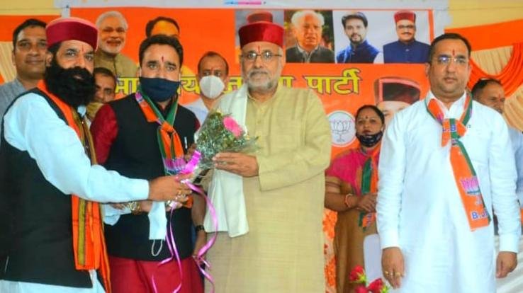 भाजपा एक ऐसा वृक्ष है जो व्यक्ति इससे जुड़ा रहता है वह आगे बढ़ता है इससे टूट कर कभी भी कोई नेता नहीं बन पाया :खन्ना 