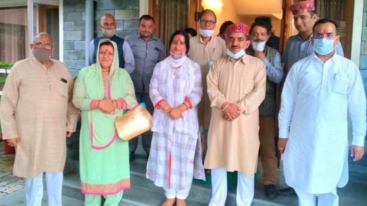 कुनिहार : विश्राम ग्रह में अविनाश राय खन्ना से मिले गोविंद शर्मा और आशा परिहार