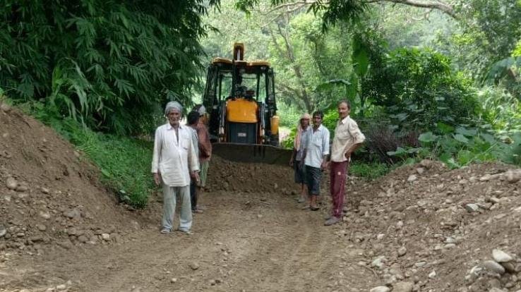 जसवां-परागपुर : पराशर ने टिप्परी पंचायत के दो वार्ड के लिए जेसीबी से निकलवा दी सड़क