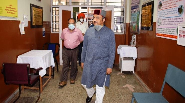 सोलन : स्वास्थ्य मंत्री ने किया रामपुर विद्यालय तथा पीएचसी कुठाड़ का निरीक्षण