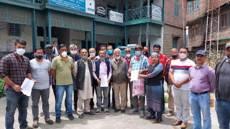 कोटखाई : संयुक्त किसान मंच द्वारा मांगो को लेकर नायब तहसीलदार को सौंपा गया ज्ञापन