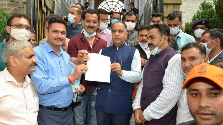 शिमला : अराजपत्रित कर्मचारी महासंघ ने मुख्यमंत्री को सौंपा मांग पत्र
