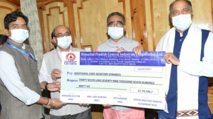शिमला : उद्योग मंत्री ने मुख्यमंत्री को जीआईसी के लाभांश के चैक किए भेंट