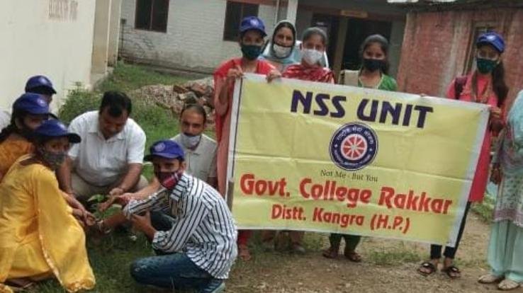 रक्कड़ डिग्री कॉलेज में एन एस एस के स्वयंसेवियों द्वारा किया गया पौधरोपण