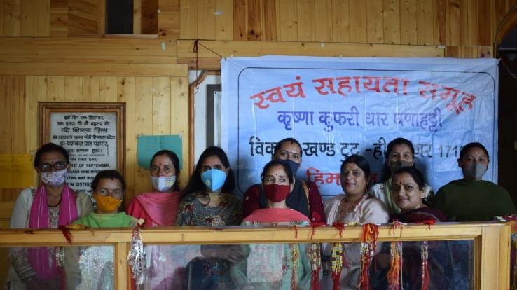 शिमला : स्वयं सहायता समूह द्वारा राखियों का स्टाॅल लगाकर कि जा रही बिक्री