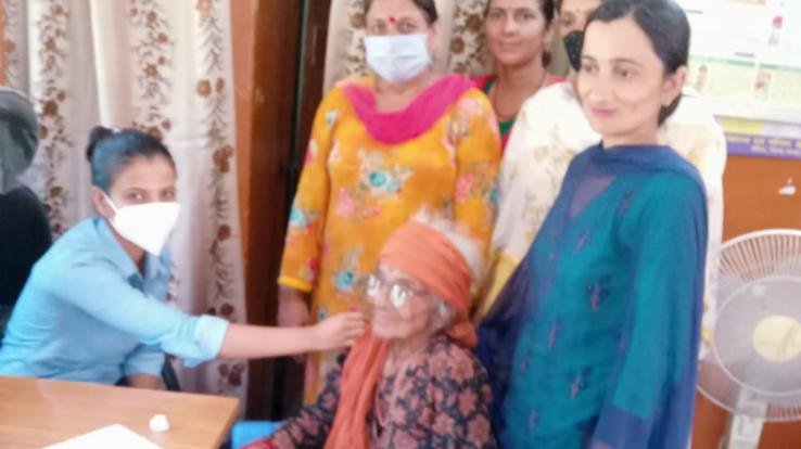 दाड़लाघाट : 98 वर्षीय महिला ने लगवाई कोरोना वैक्सीन, सामाजिक दायित्व निभा कर की मिसाल पेश