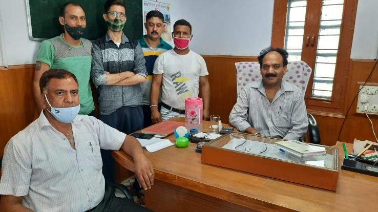 सड़क की दयनीय हालत को लेकर सहायक अभियंता से मिला ग्राम पंचायत दाड़लाघाट का प्रतिनिधिमंडल