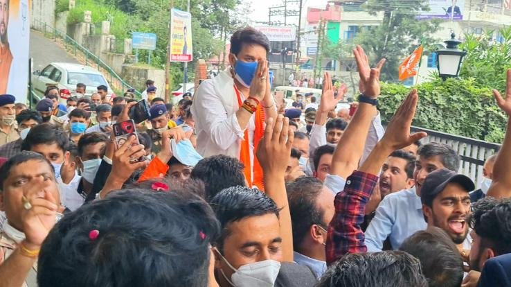 शिमला पहुंचने पर केंद्रीय मंत्री का हुआ भव्य स्वागत, कोरोना नियमों की उडी धज्जियां