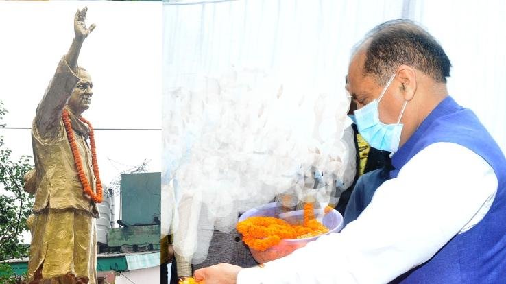 Shimla: Chief Minister Jai Ram Thakur pays floral tribute to former Prime Minister Rajiv Gandhi