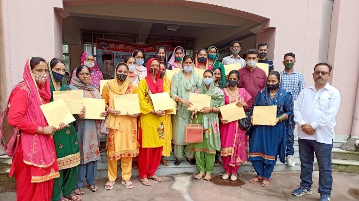 भोरंज : कमलेश कुमारी ने 101 महिलाओं को बांटे गैस कनेक्शन