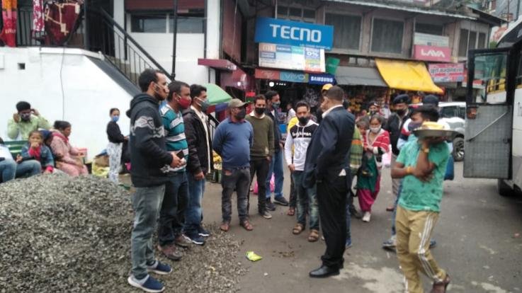 ठियोग : कोरोना महामारी की रोकथाम के लिए गठित जिला स्तरीय समिति ने किया ठियोग का औचक निरिक्षण