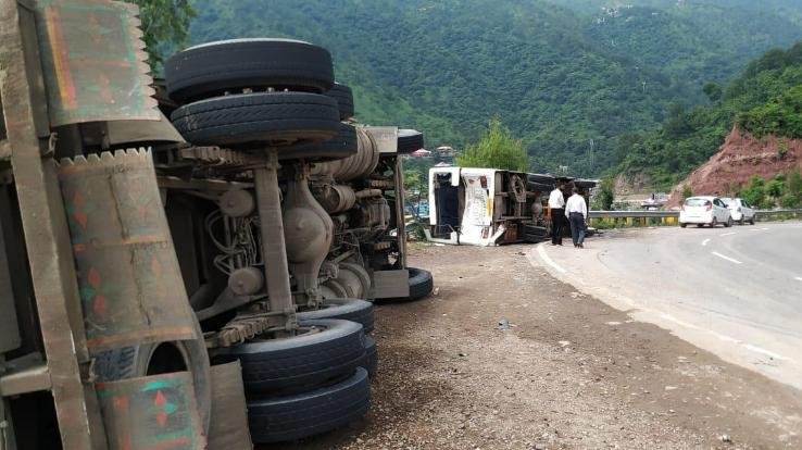 सोलन : कालका - शिमला नेशनल हाईवे पर पलटी बस