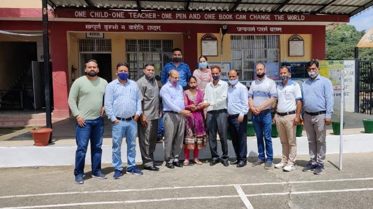 दाड़लाघाट : ऑनलाइन पढ़ाई में आ रही कठिनाइयों को दूर करने के लिए अध्यापकों द्वारा जरूरतमंद बच्चों को बांटे गए मोबाइल