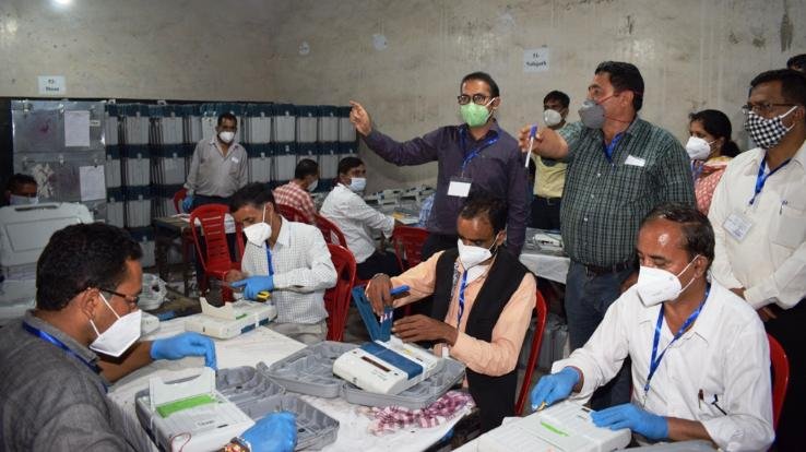 सोलन : इलैक्ट्राॅनिक वोटिंग मशीनों की प्रथम स्तरीय जांच पूर्ण