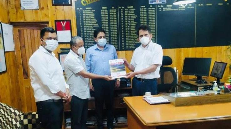 डाडासीबा : सीविल अस्पताल के जीवीके ईएमआरआई के कर्मचारियों को सीएमओ कांगड़ा ने किया सम्मानित