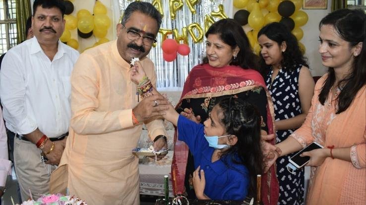 Dehra: Industries Minister Bikram Thakur celebrated birthday at Balika Ashram Garli