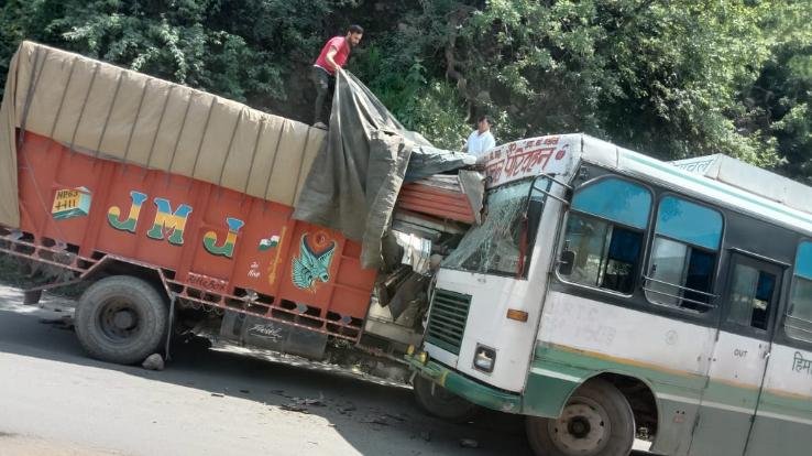 Massive collision between bus and truck, 5 injured