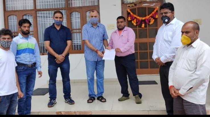 पालमपुर : कृषि विश्वविद्यालय के आउटसोर्स कर्मचारियों ने अपनी मांगो को लेकर पूर्व विधायक को सौंपा ज्ञापन