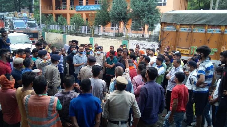 दाड़लाघाट में अम्बुजा सीमेंट प्रबंधन और ट्रक ऑपरेटरों में एक बार फिर नोंक झोंक