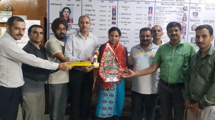 Dehra: Shimla Devi got first place in Dehra branch of LIC for doing excellent work