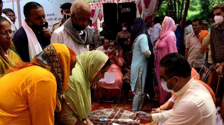 Dehra: Industries and Transport Minister Bikram Thakur distributed goods to 16 women's circles in the rail