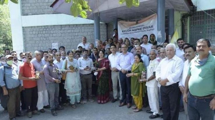 देहरा: औषधीय पौधों की खेती करने वाले किसान को किया सम्मानित