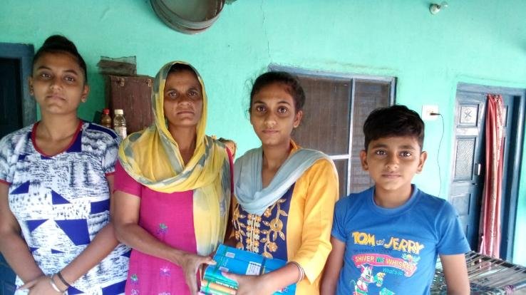 जसवां-परागपुर : समाजसेवी मुकेश ठाकुर ने बच्चों को बांटी किताबें 