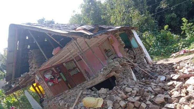 रामपुर : बारिश के कारण गिरा राज कुमारी का घर, राष्ट्रीय मानव देखभाल संगठन ने की मदद