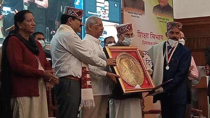ज्वालामुखी:राज्यपाल और शिक्षा मंत्री ने सम्मानित किए टिहरी स्कूल के अध्यापक राजेन्द्र राणा
