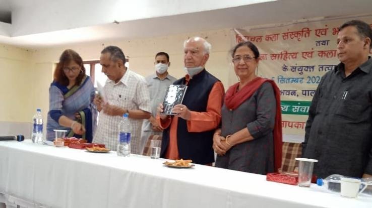 शांता कुमार ने किया पालमपुर की साहित्यकार कमलेश सूद की दो पुस्तकों का विमोचन