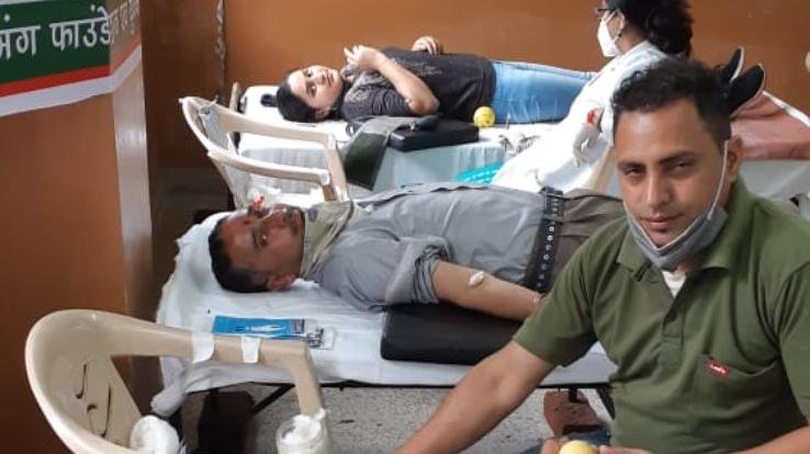 शिमला : उमंग के कैंप में विधायक अनिरुद्ध सिंह, दृष्टिबाधित शोध छात्रा मुस्कान समेत 42 ने किया खून दान