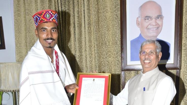 शिमला : पैरालोपिक के रजत पदक विजेता निशाद को राज्यपाल ने किया सम्मानित