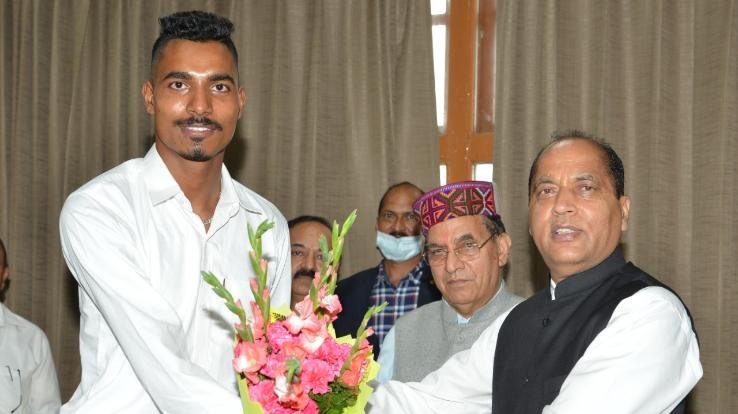 पैरालिंपिक सिल्वर मैडल विजेता निषाद कुमार ने मुख्यमंत्री से की भेंट